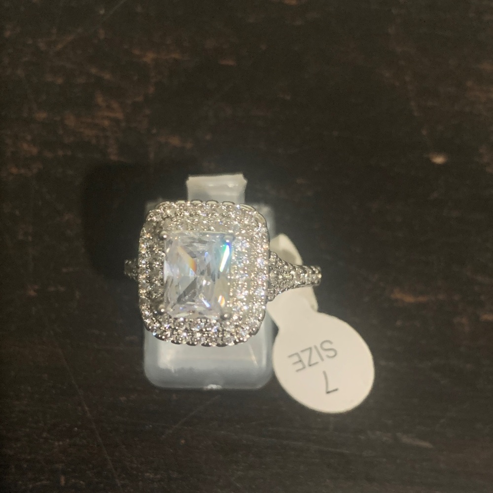 Elegant Silver Ring with Sparkling Crystal
